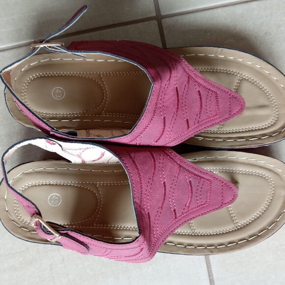 Women's Wedge Sandals - Picture 3 of 5